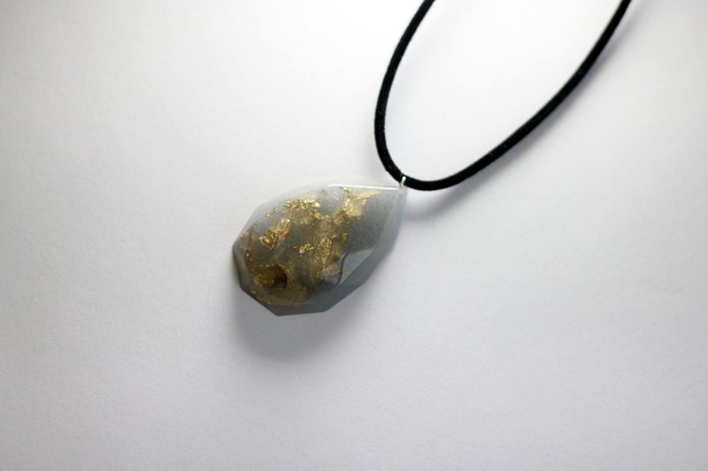 Drop shaped pendant in grey  with golden flakes
