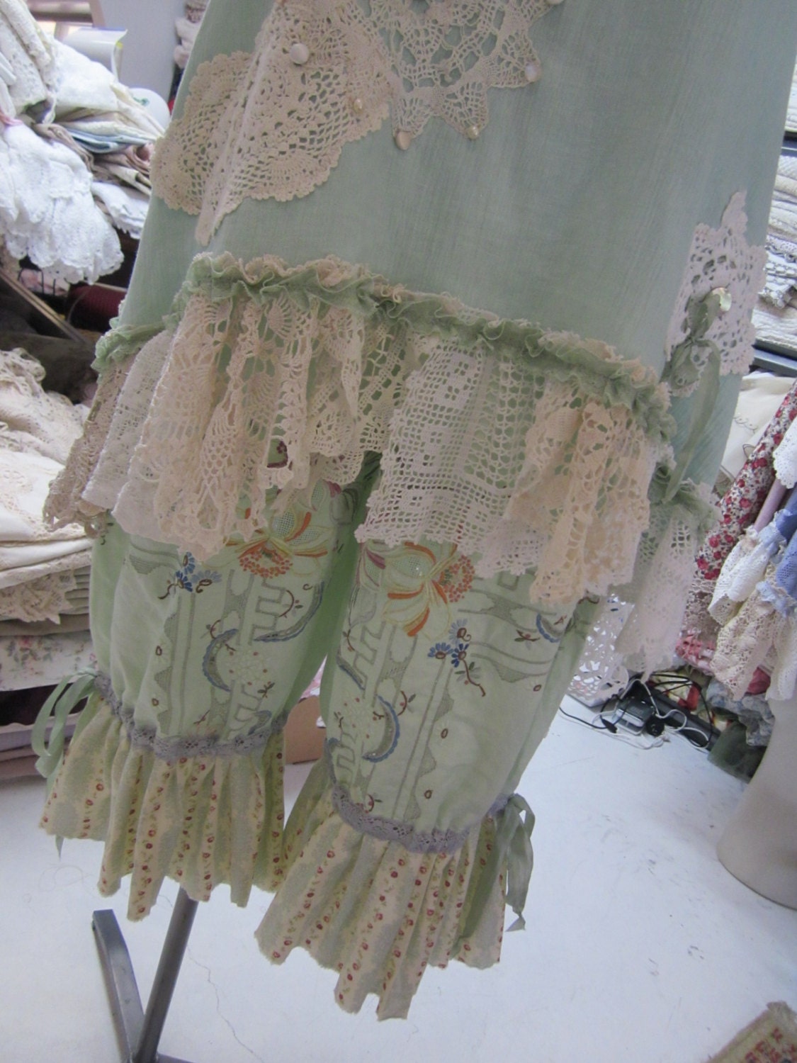 BLOOMIES... Vintage Kitty bloomies.. short bloomers.. embroidered linen, ooak, floral stripes .. med/xl