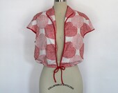 Vintage Blouse / Red White Zinnia Print / Cropped Tie Front / 1970s 70s  / Size Small Medium S M