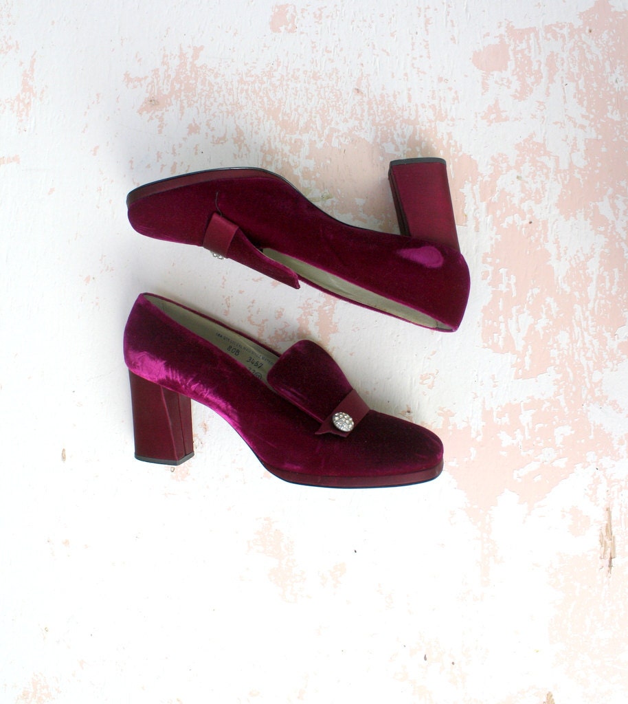marie antoinette // 1960s raspberry velvet shoes // size 7 or 7.5