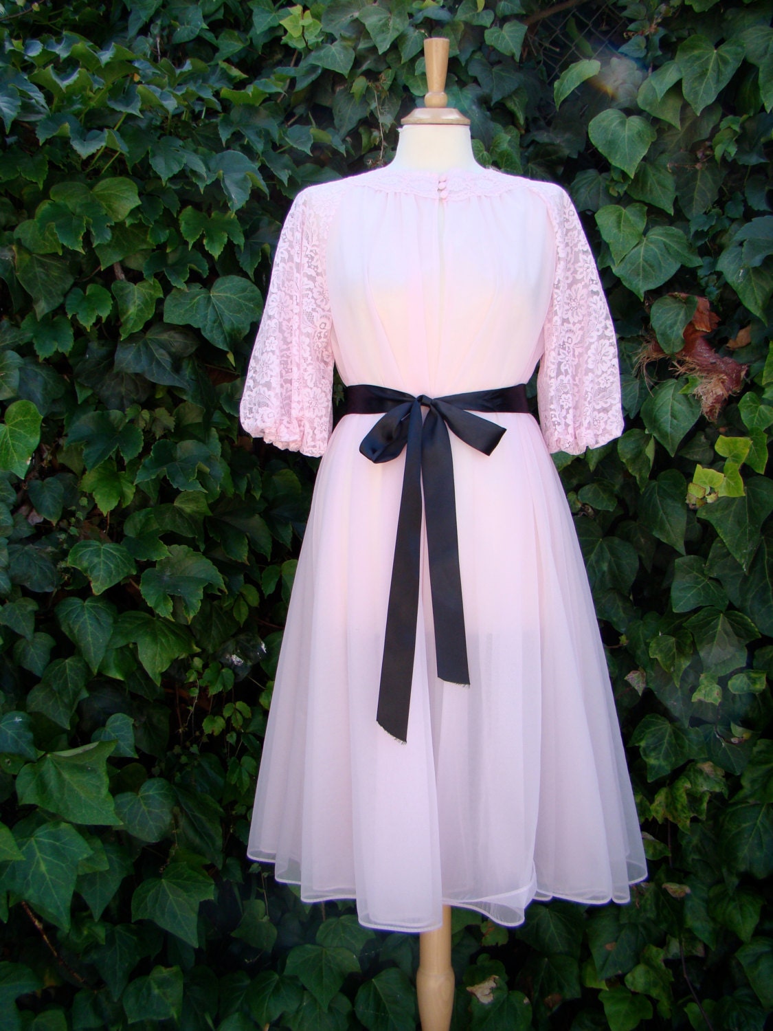 Vintage / Vanity Fair / Bubble Gum / Pink / Chiffon / Lace  / Peignoir / Robe / MEDIUM/LARGE