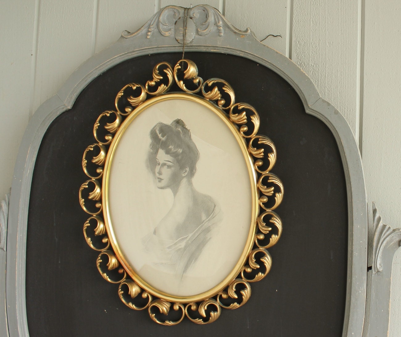 Antique Brass Oval Picture Frame with Convex Glass