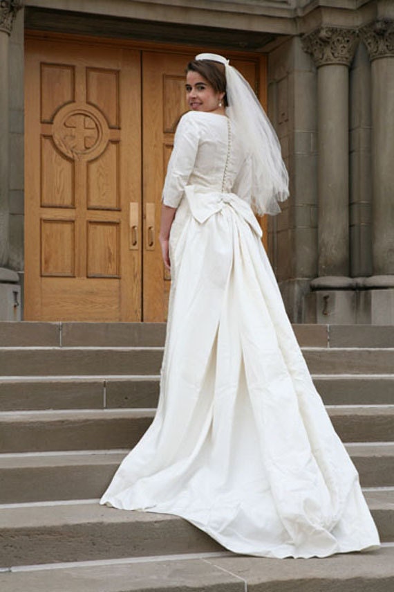 Vintage 60s Lace Wedding Dress Gown, xs-s with Detachable Train