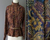 pleated torso mandarin collar baroque print long sleeve 80s vintage shirt blouse - size small/medium