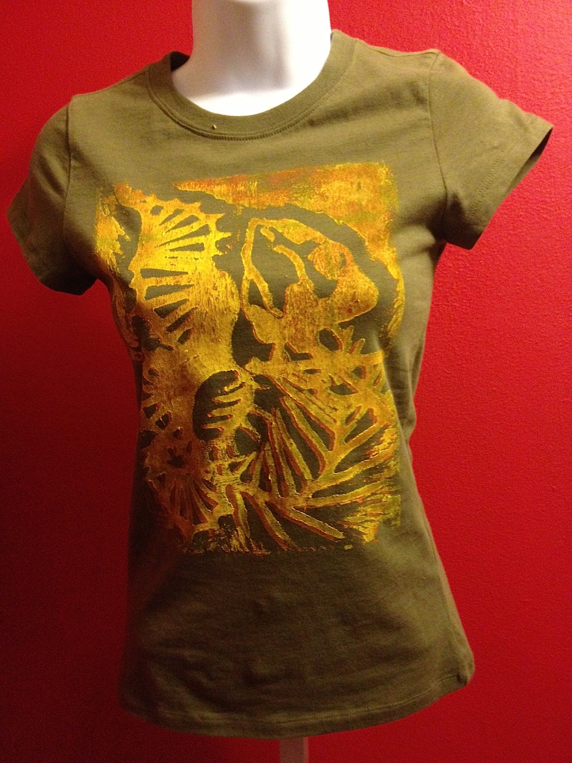 WOMENS Green Tshirt, Yellow FIDDLE FISH Linoleum Block Print, hand carved