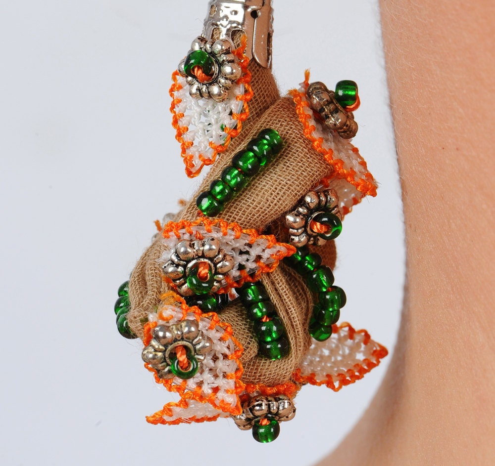 Single earing with needlepoint lace and green beads on beige soft cotton fabric - made spontionally