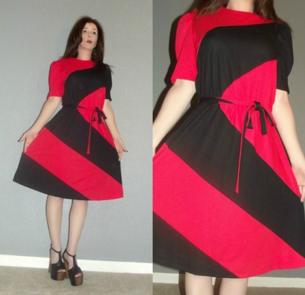 SM Vtg 70s 80s Black and Red Colorblock CHEVRON Stripe Secretary Belted Keyhole Day Dress