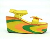 90's Daisy Platform Wedge Swirl Strappy Zodiac Sandals // 7