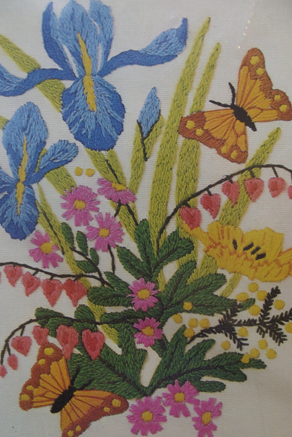 1982 FLORAL SPRAY Crewel Embroidery KIT by Vogart Crafts Butterfly Creative Stitchery - Vintage