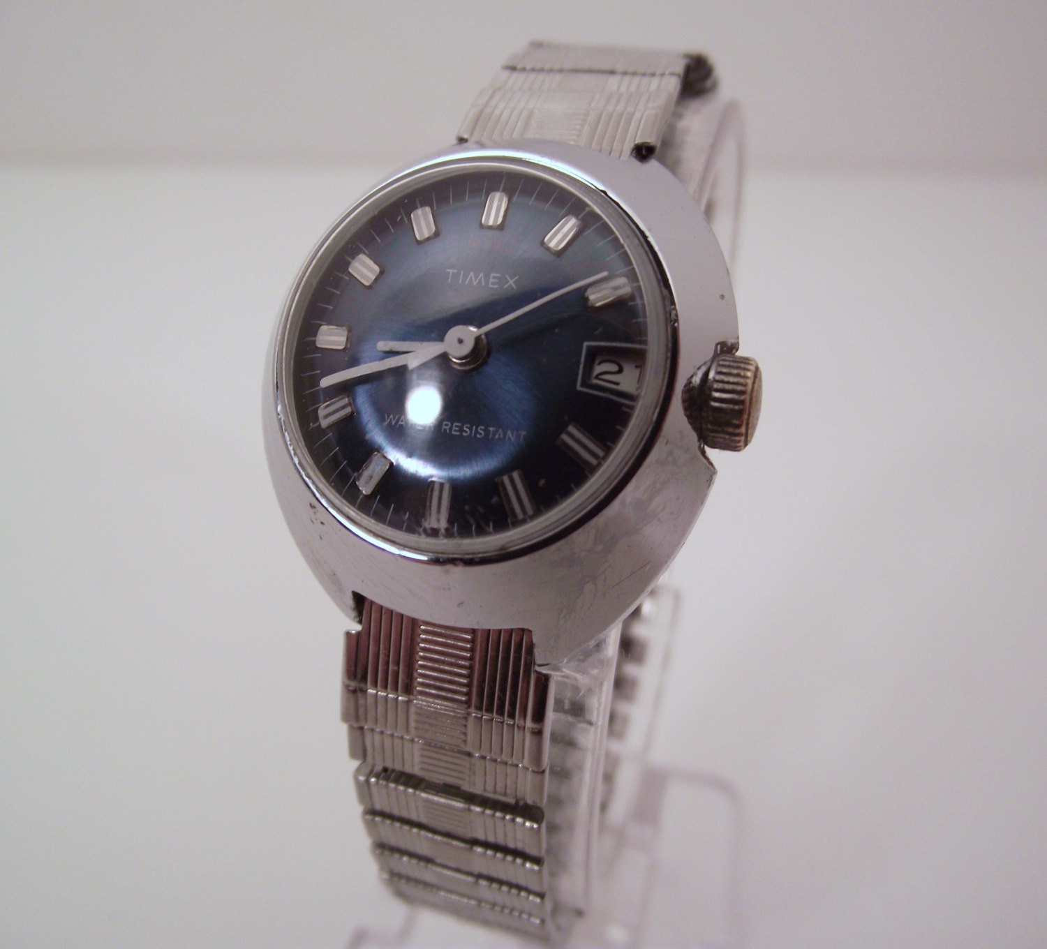Vintage 1976 Timex Wind Up Retro Style Women's Watch in Silver with Silver Expansion Band Date Window & Blue Dial Case France