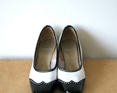 Vintage Wingtips. Black and White Heels. 80s Preppy Pumps / Oxfords. Leather Heels. Size 8.