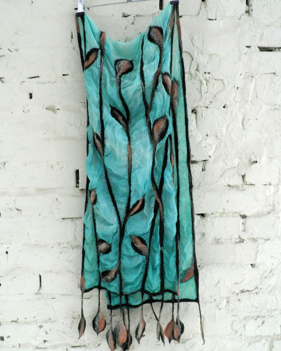 Emerald scarf. Nuno felt silk scarf. New nunofelted scarves collection. Teal, forest green and peach.