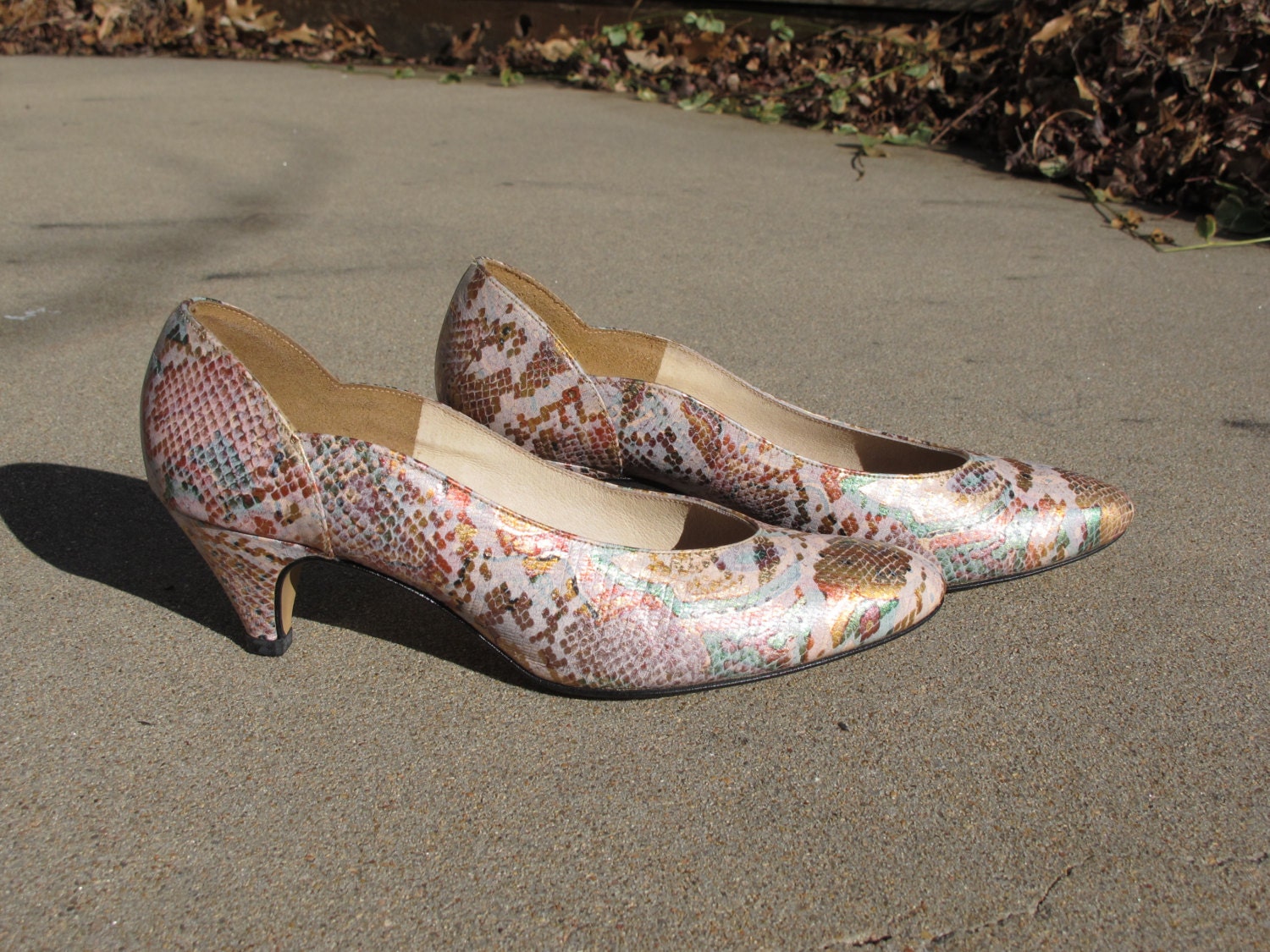 60s vintage leather heels 8 pumps 8 low heels snakeskin print scalloped pink gold rainbow printed pumps vtg shoes 1960s mad men Johansen