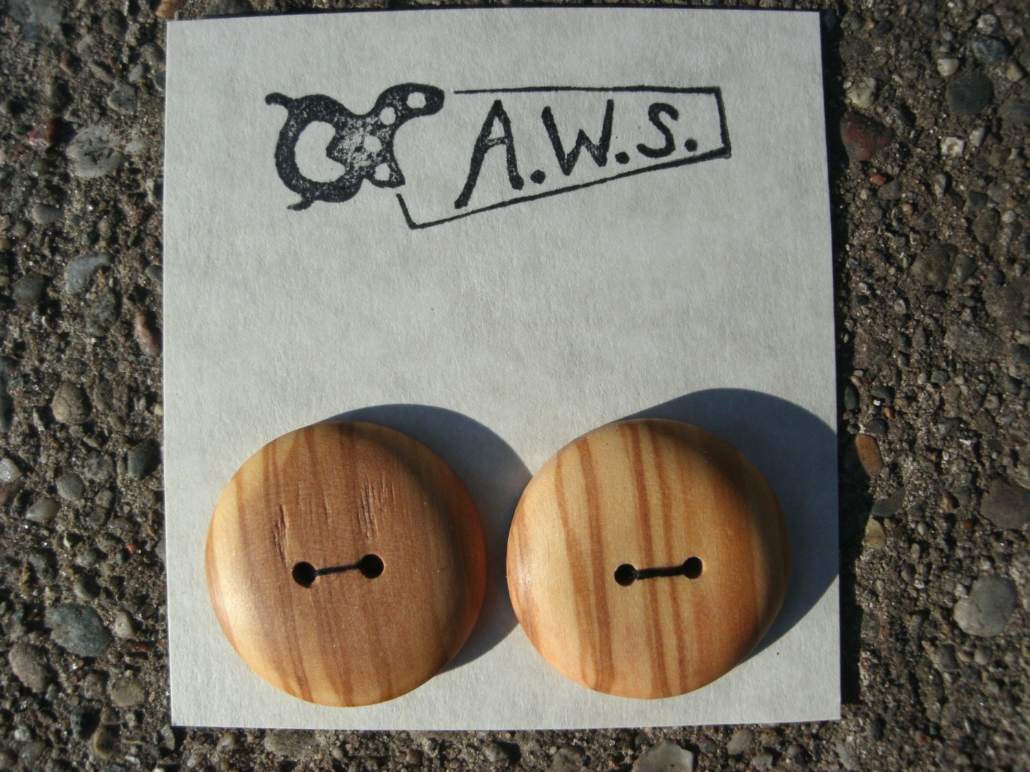 Wood Buttons 2 Big Buttons In Olive Wood (1 1/4 inch)