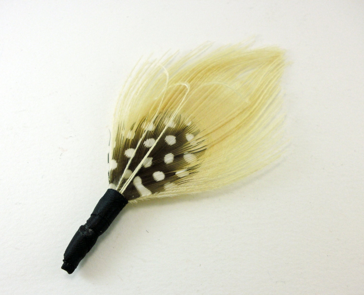 Ivory White Peacock Feather Boutonniere / Lapel Pin / Groomsmen / Peacock Wedding