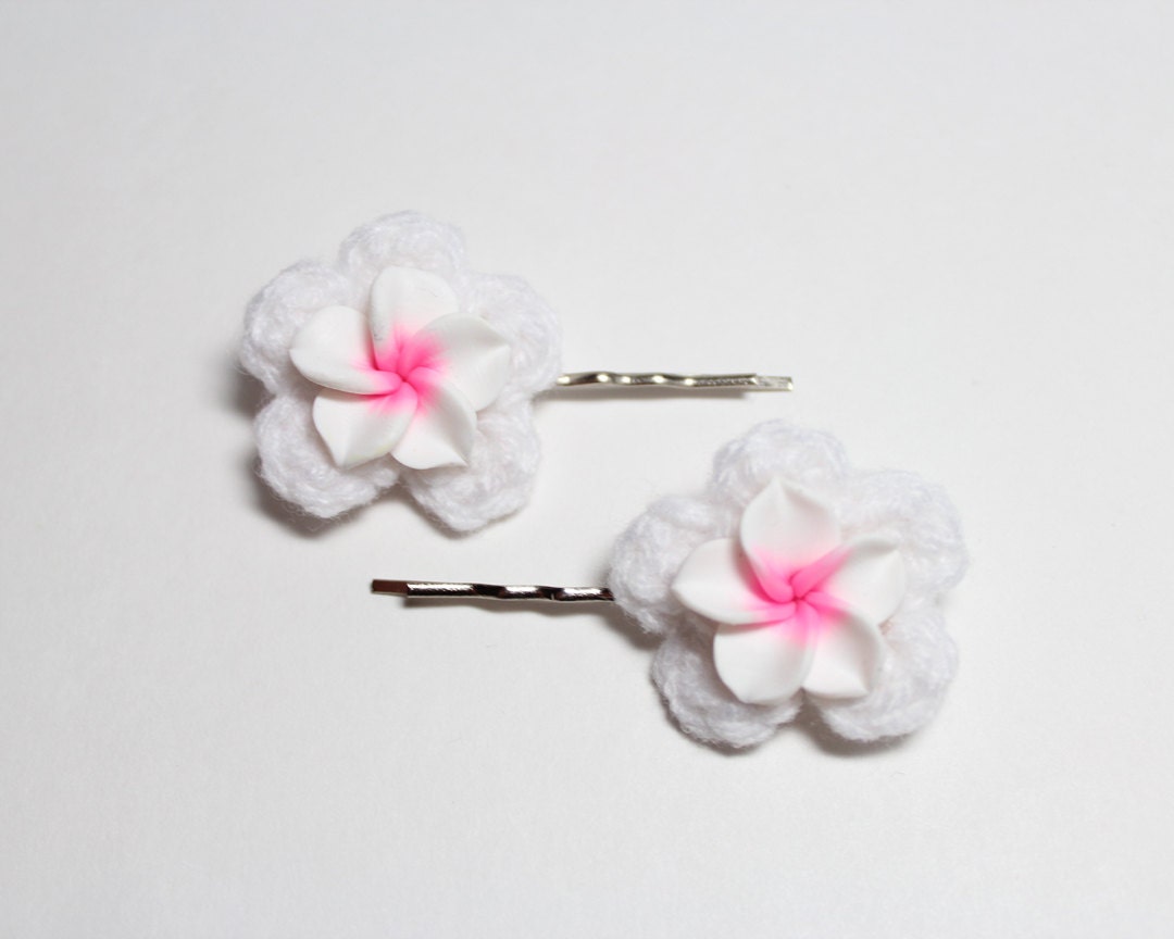 White plumeria bobby pins. White Flower hair accessories. Crochet hair pins.