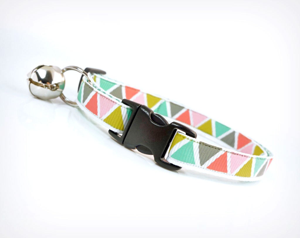 Cat Collar - "Bizarre Love Triangle" - Geometric Pattern on Mint