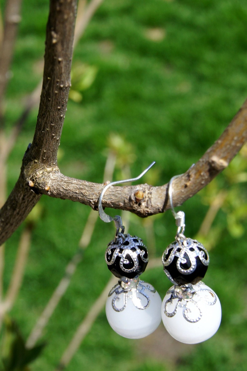 Free Shipping VINTAGE  (Unused NEW) Czech Crystal Glass Black and White RETRO Earrings