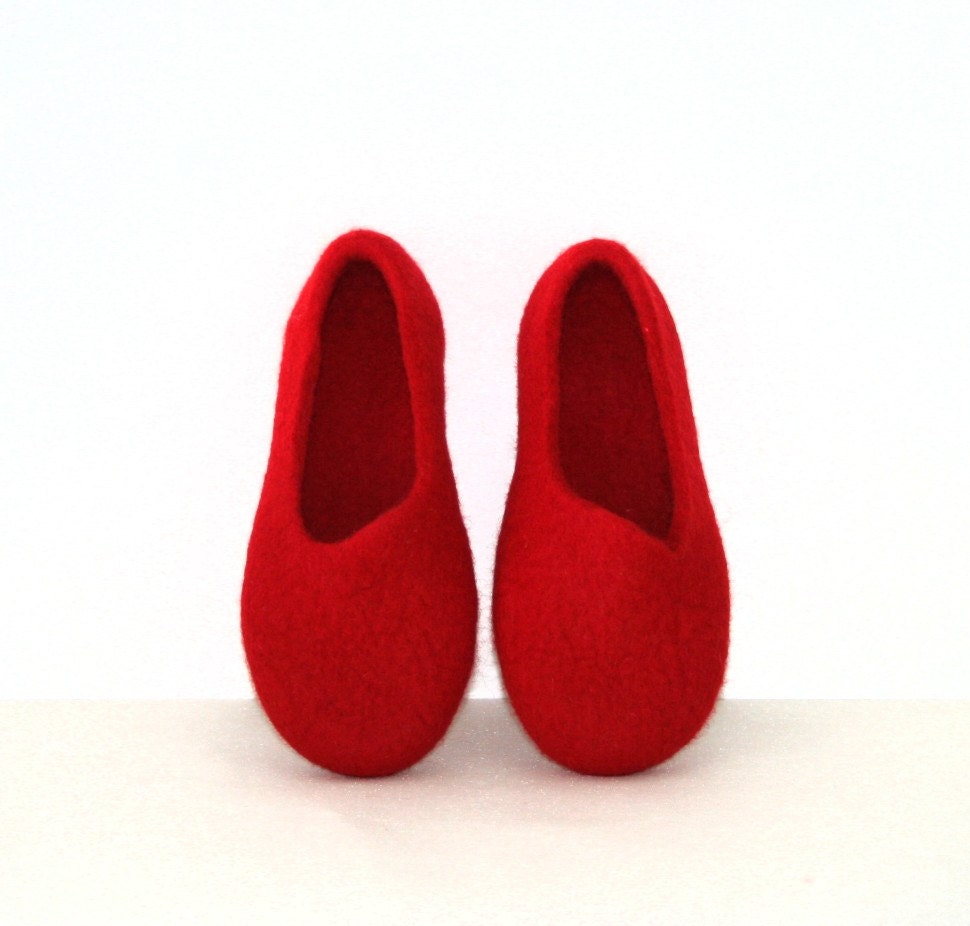 Women house shoes, felted slippers, Red, handmade, made to order