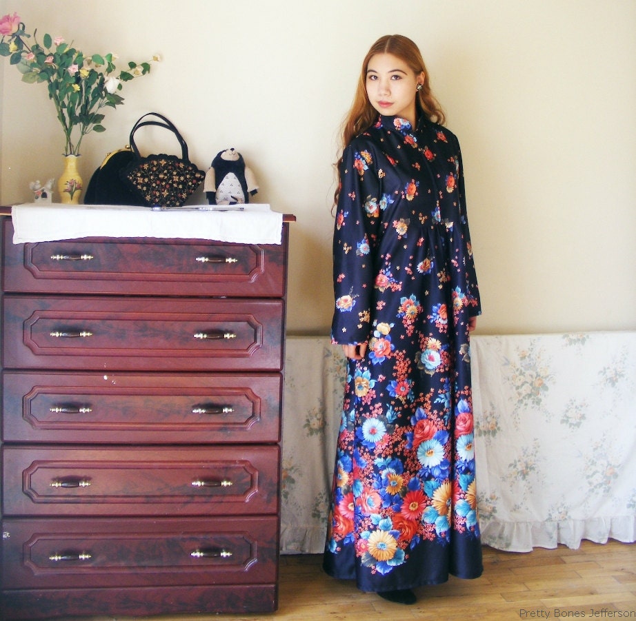 70s - black floral maxi dress with high collar / kaftan / folk dress / mandarin collar / pyrethrum daisies, roses (S/M/L)