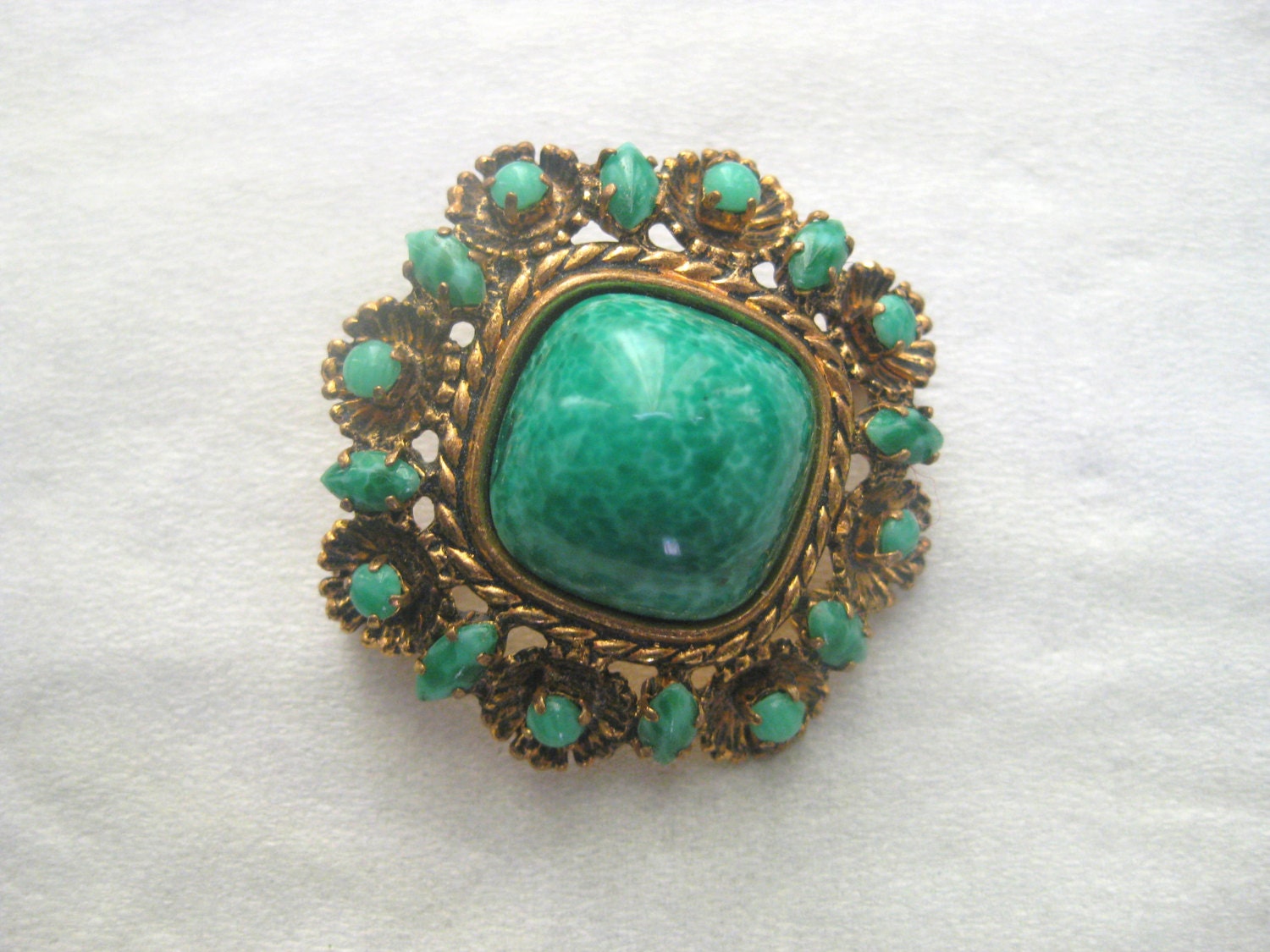 Sumptuous Vintage green Peking glass brooch, green cabochon stone, green brooch, Peking glass bead, emerald green jade,