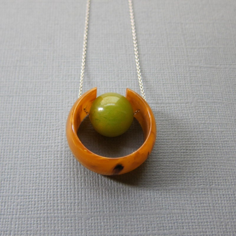 Suspend, Vintage Bakelite Necklace
