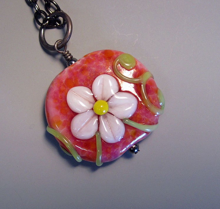 daisy craze strawberry blossom, LORiOLA lampwork glass pendant