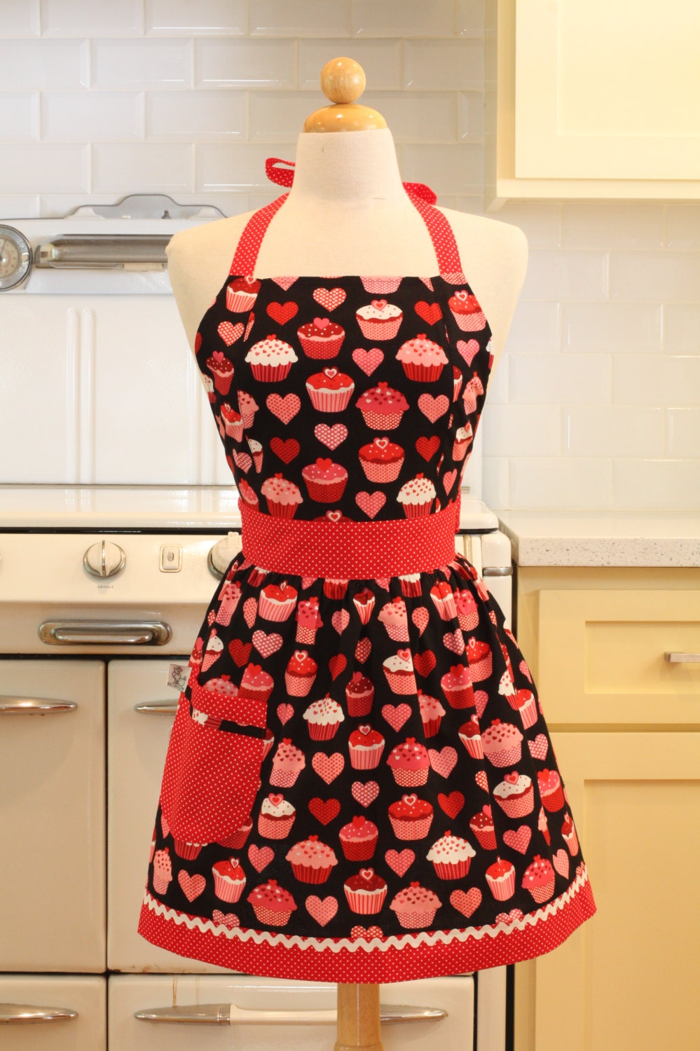 Apron Retro Cupcakes on Black CHLOE