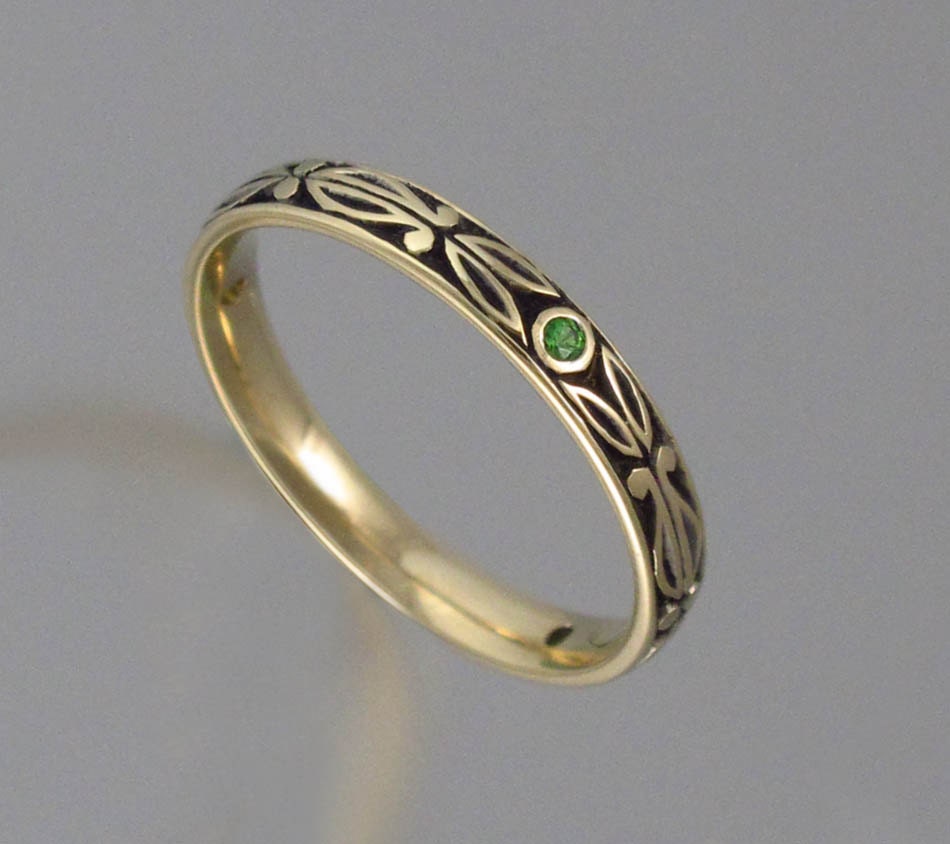 AUGUSTIN 14K yellow gold band with tsavorite accents
