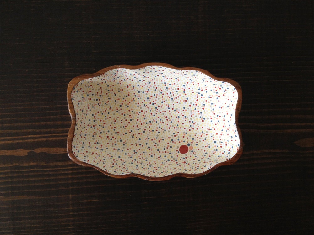 Scalloped Dish :  Light Background Dots