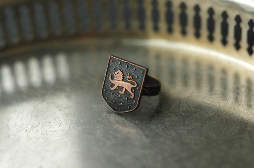 the Lion still has claws - Game of Thrones inspired ring with Lannister coat of arms