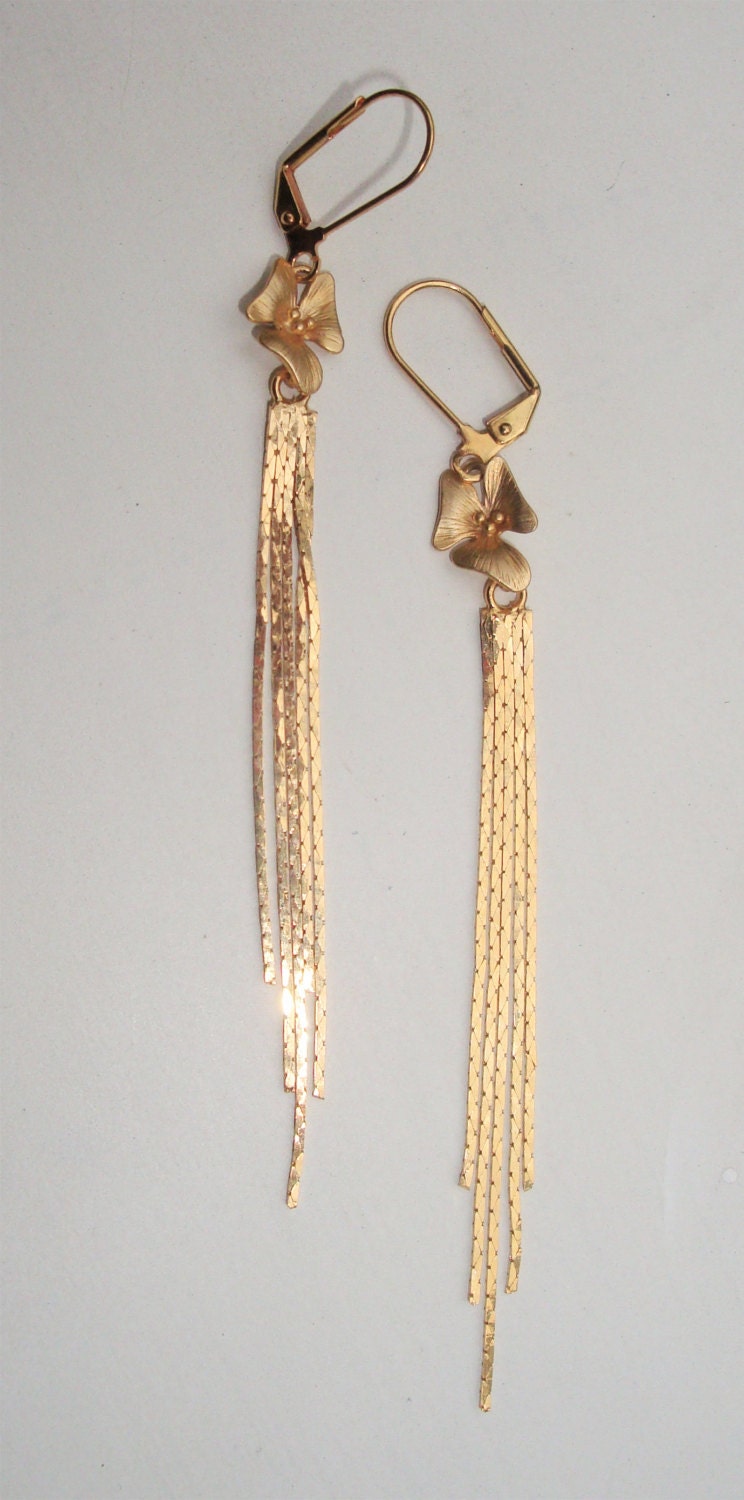 Matte gold flower and chain linear earrings