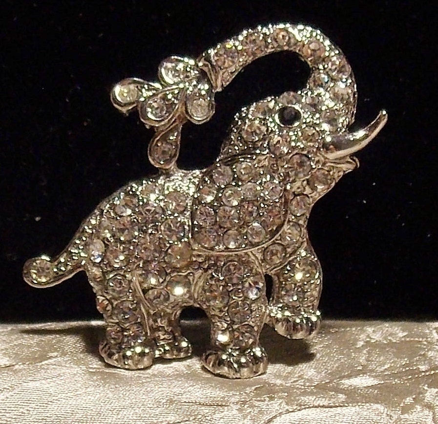 Vintage Rhinestone Elephant Brooch w/Water