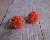 SWEET BOHO - Little resin chrysanthemum flower stud post earrings Sweet Boho earrings Peach Chrysanthemum earrings
