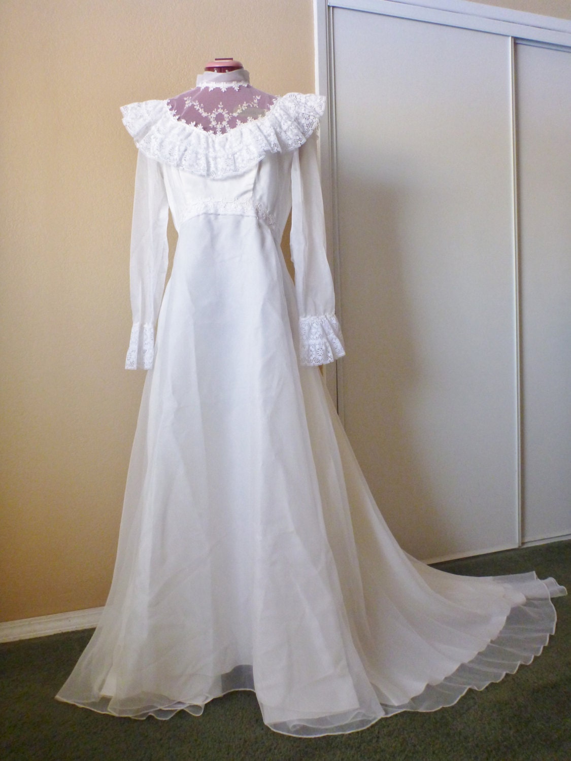 vintage wedding dress. Mermaid hem style size M