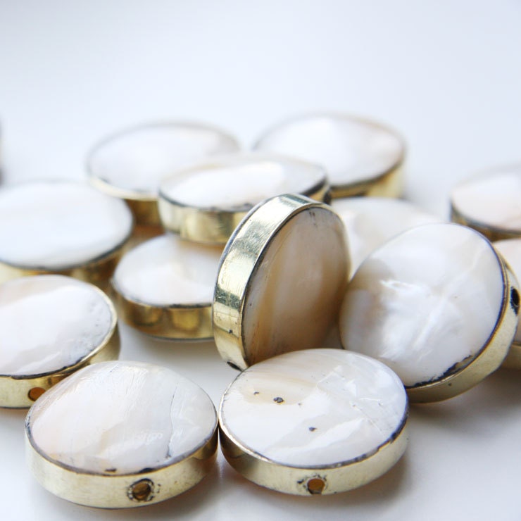 4pcs Brass Framed Shell Beads - Mother of Pearl - Shell - White 25mm