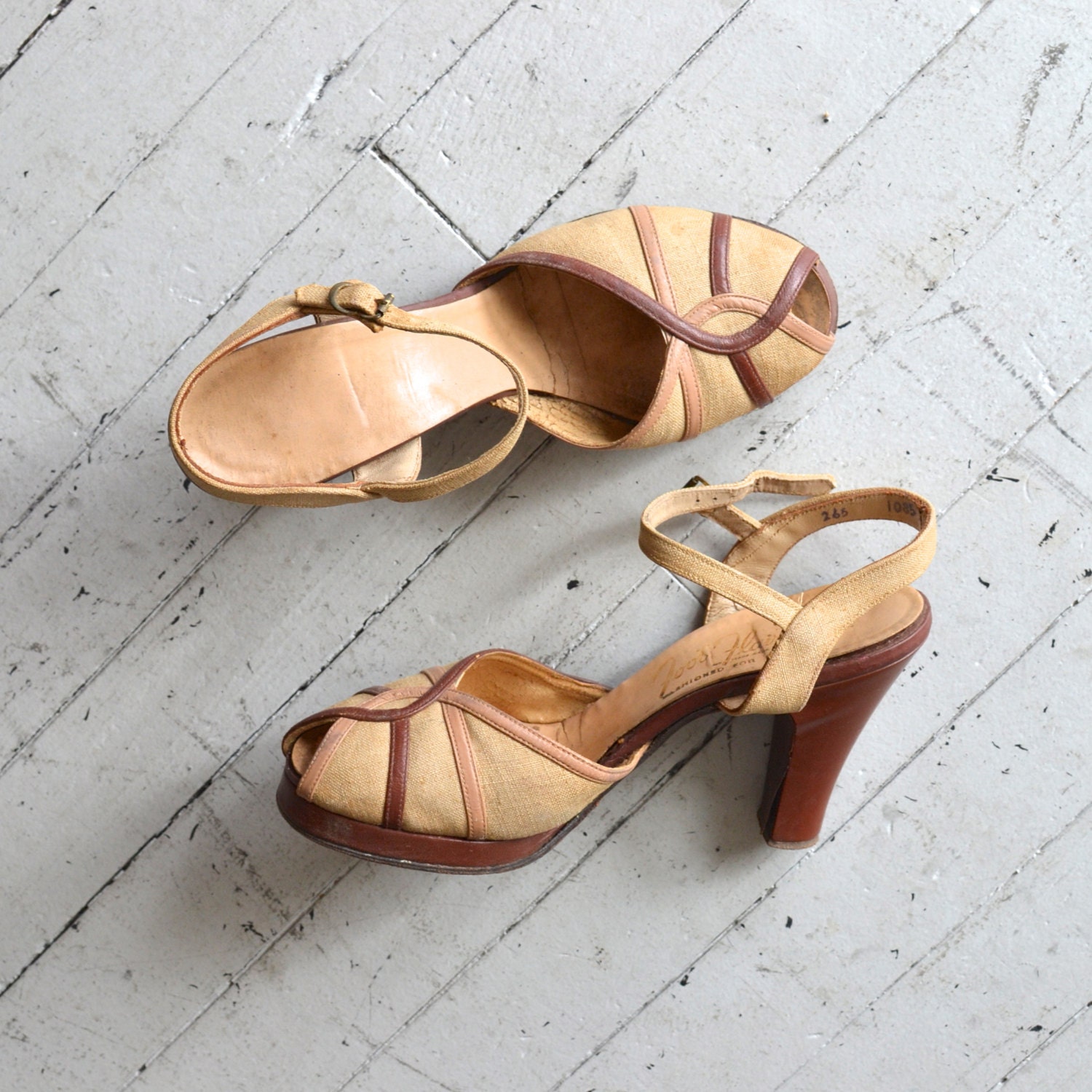 1940s shoes / vintage 40s platform shoes / Pots du Creme platforms
