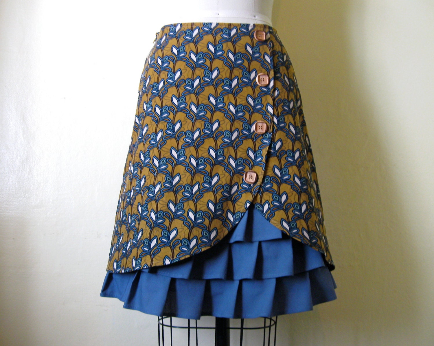 Sprout corduroy ruffle front skirt Sz 4
