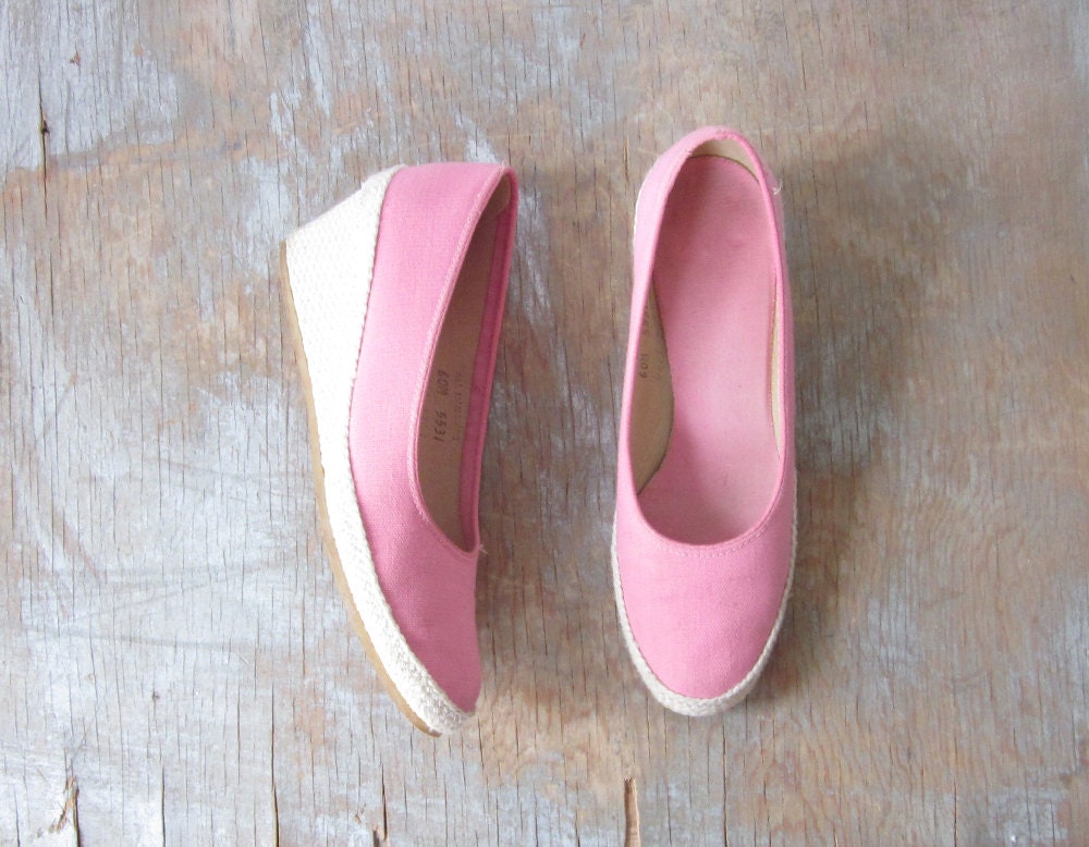 SALE 1980s pink wedges / vintage 80s pink espadrilles / pink canvas wedges  / size 6 shoes