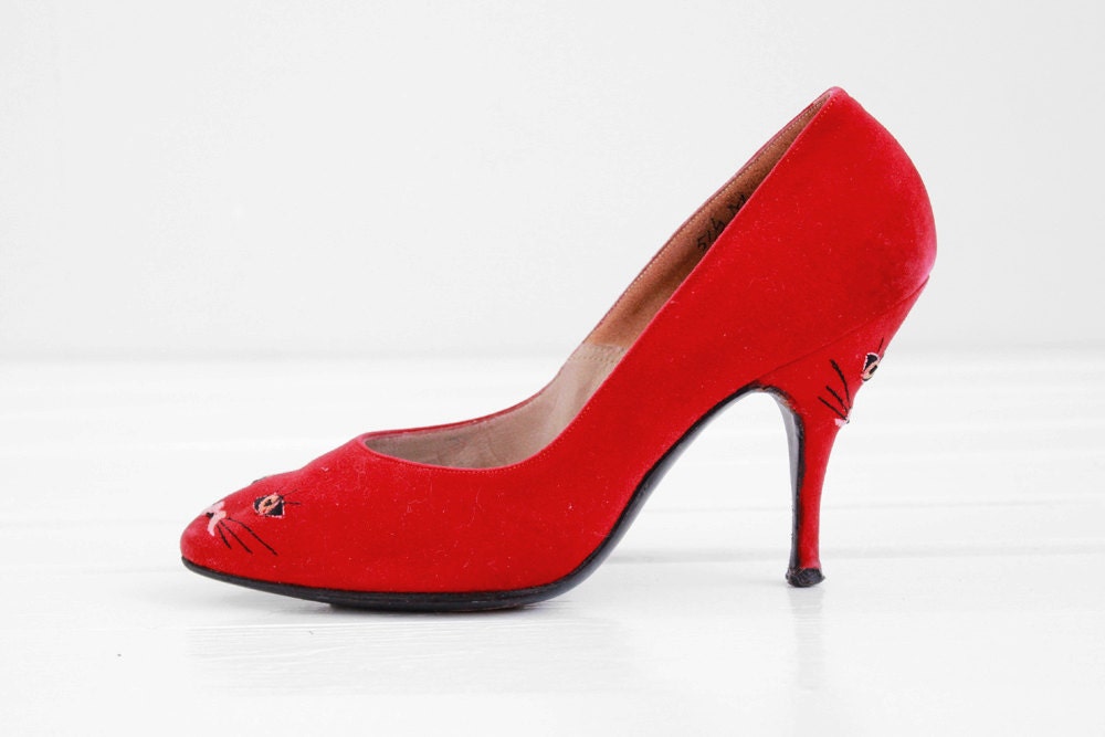 vintage 1950s shoes / cat face shoes / Red Suede Pinup Pumps with Embroidered Cat Faces