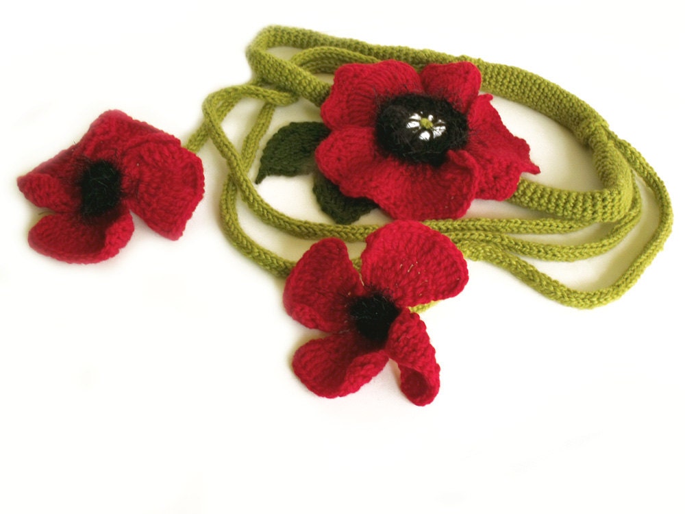 Freeform crochet scarf lariat. Poppy flowers. Crochet lariat / necklace with flowers. Mothers Day gift. Red and green