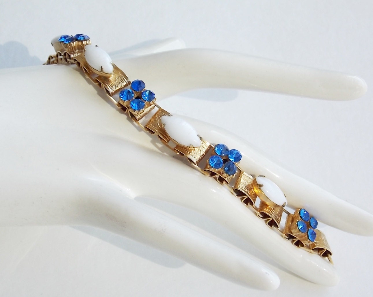 Vintage Bookchain Bracelet with milkglass and rhinestones