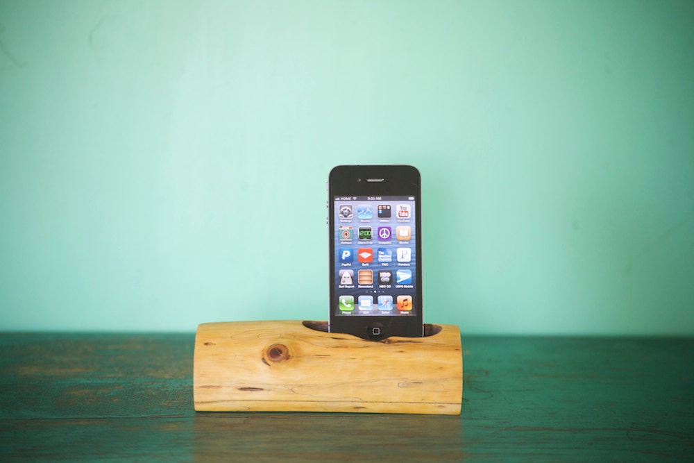 woodtec iPhone 4s / iPod charging stand