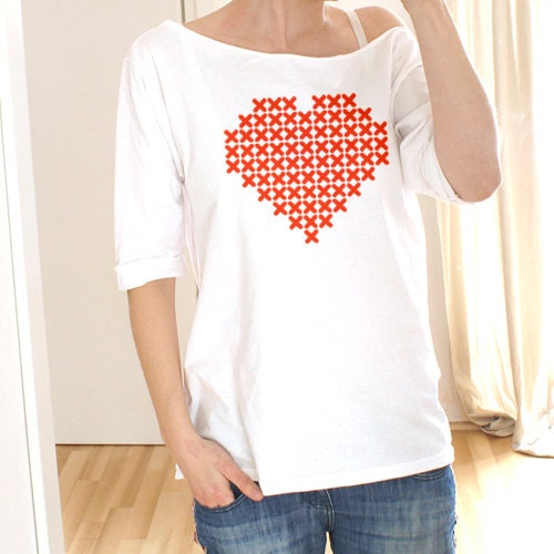 Red embroidered heart white 2/3 oversize