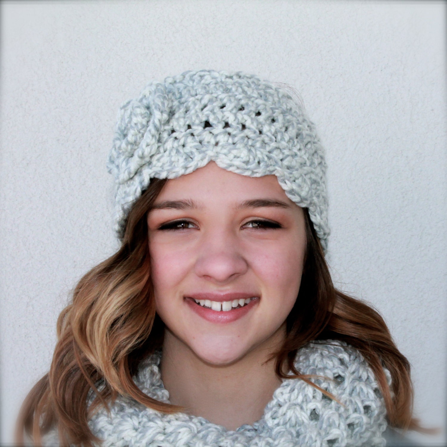 light grey headwarmer with flower - adjustable size