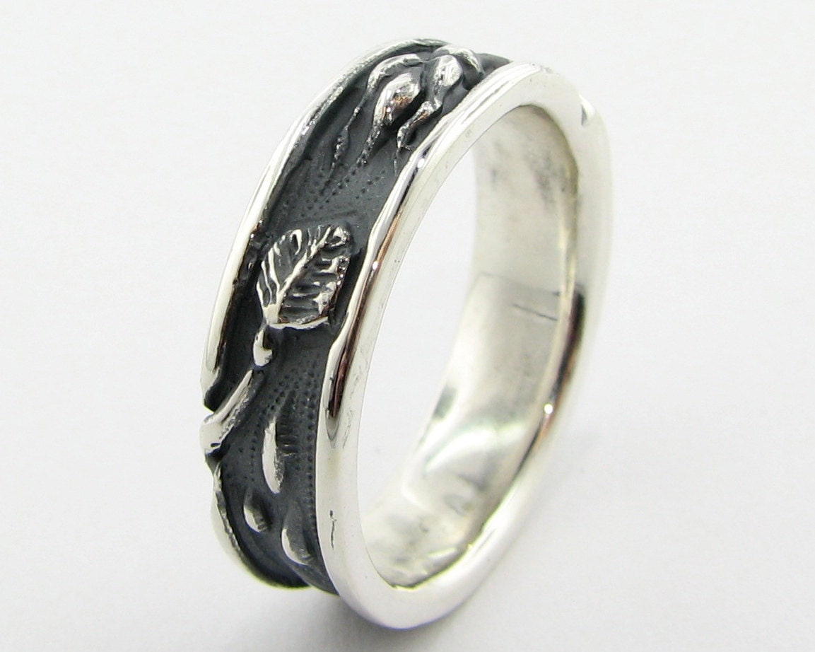Rosebud Band with Raised Edge in Silver, Made to Order