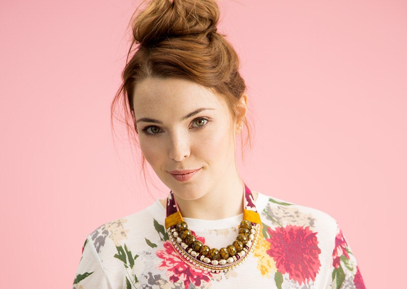 Bagala Necklace in olive - Short fabric necklace with semi-precious stones and African cotton