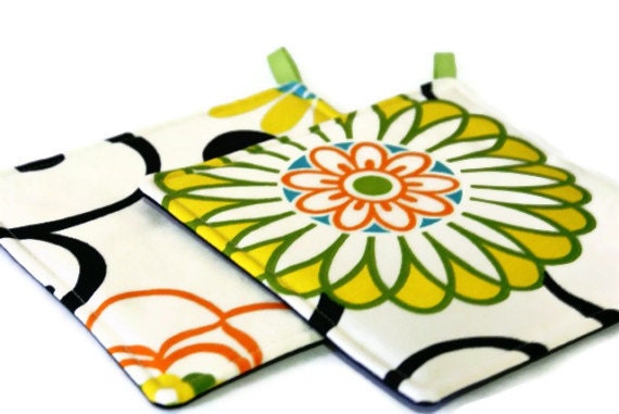 Cream Floral Canvas Quilted Potholder Set