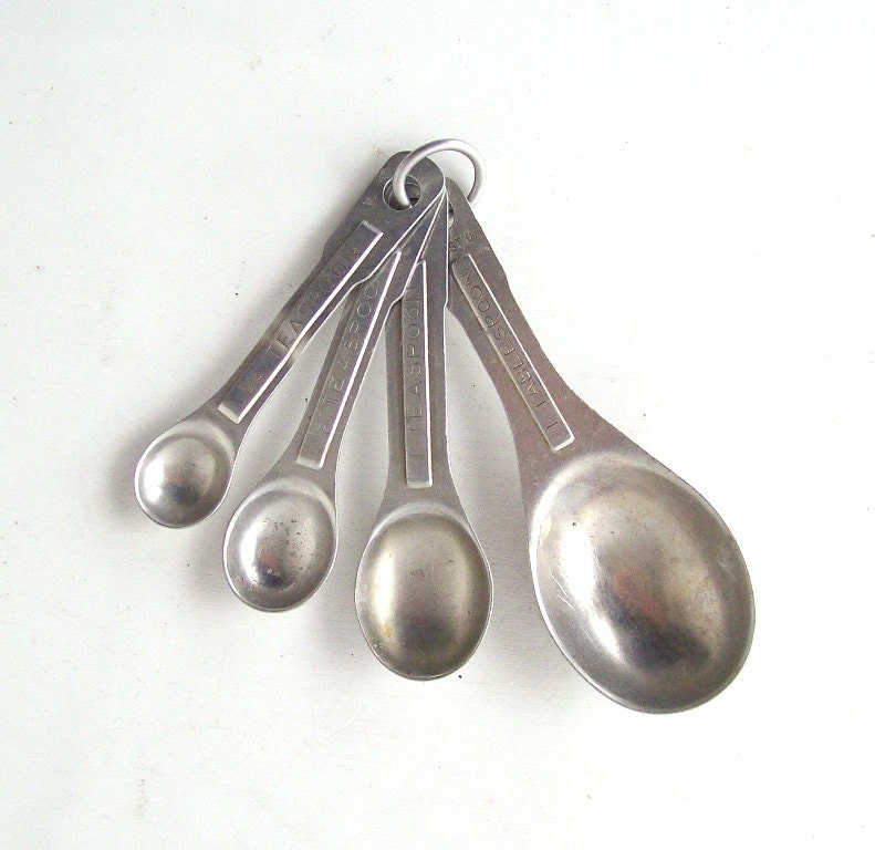 vintage aluminum measuring spoons set measure cooking baking kitchen housewares retro mid century modern silver