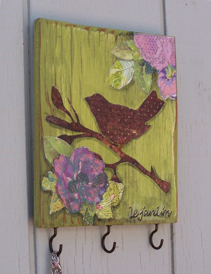 Le Jardin - Bird and Flowers, Reclaimed Wood Wall Decor - Key hooks, Cottage Decor